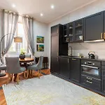 Romanticrome, Elegant In Trastevere District