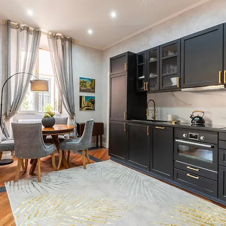 Romanticrome, Elegant In Trastevere District